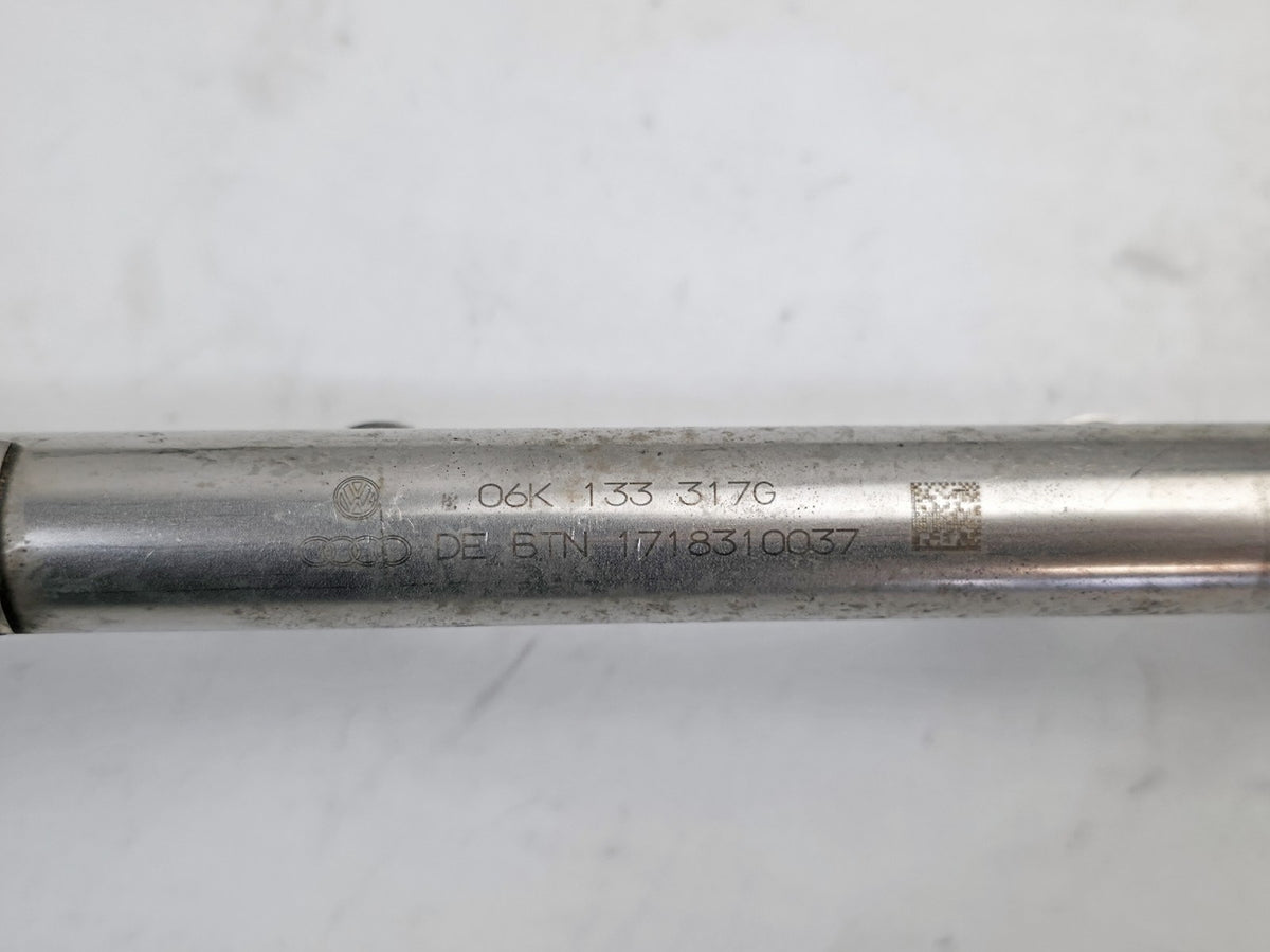 1.8L 2.0L Audi Volkswagen Engine Fuel Rail 06K133317