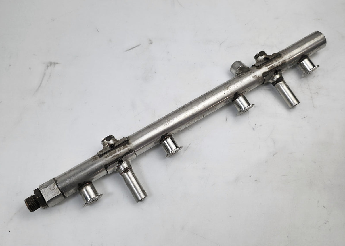 1.8L 2.0L Audi Volkswagen Engine Fuel Rail 06K133317