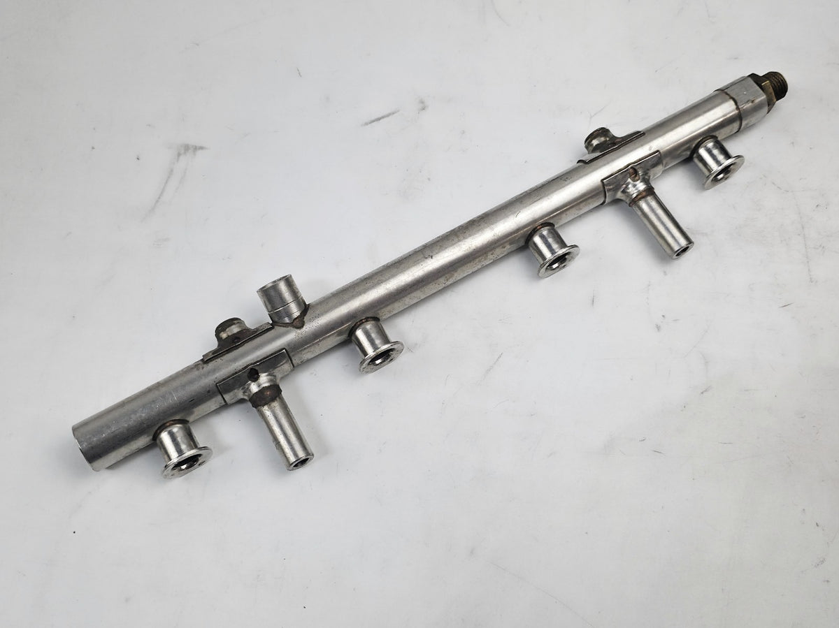 1.8L 2.0L Audi Volkswagen Engine Fuel Rail 06K133317